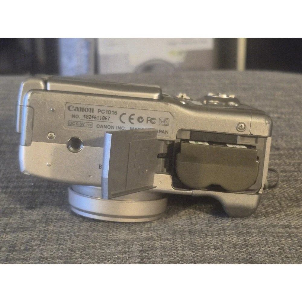 ⭐Canon Powershot G2 Silver 4.0MP 3x Zoom w/ 1 Canon battery + Camera Bag